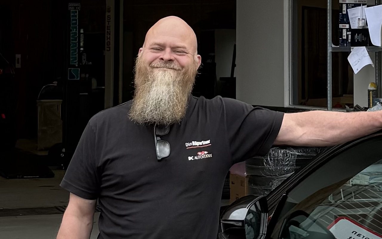 Værkfører foran sit værksted